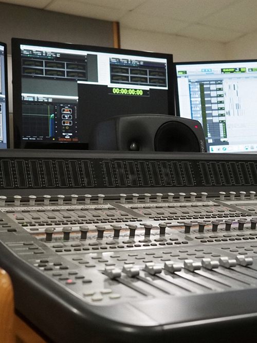 Mesa de mezclas y monitores de los servicios del estudio de doblaje en Vigo Cinema Iberolusa
